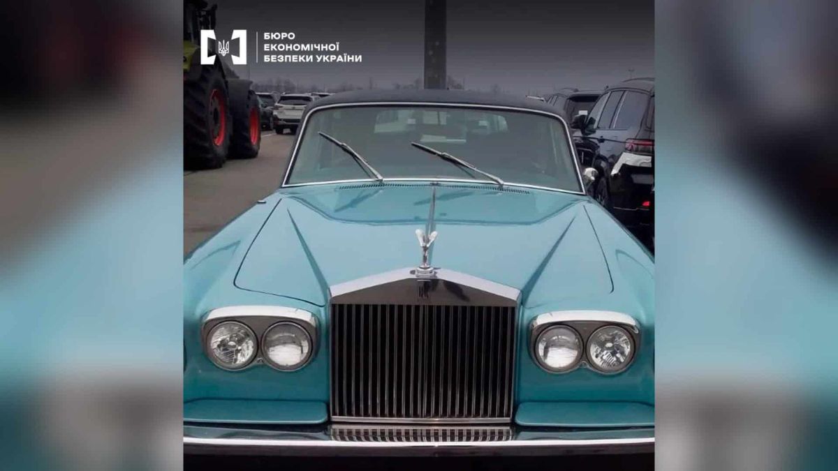 Rolls-Royce Silver Wraith 1976 року намагалися ввезти до України Колекційний Rolls-Royce Silver Wraith II 1976 року, вилучений детективами БЕБ у Київській області через спробу нелегального імпорту за підробленими до