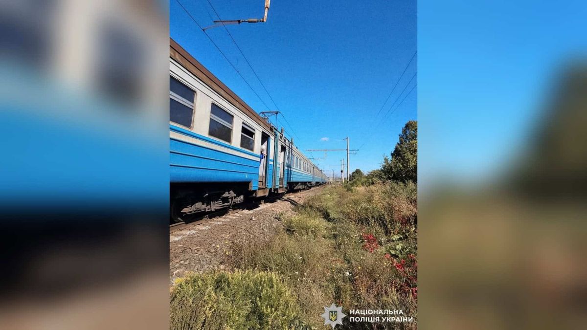 Електропотяг на залізничній колії серед трави й опор контактної мережі, фото поліції з місця події