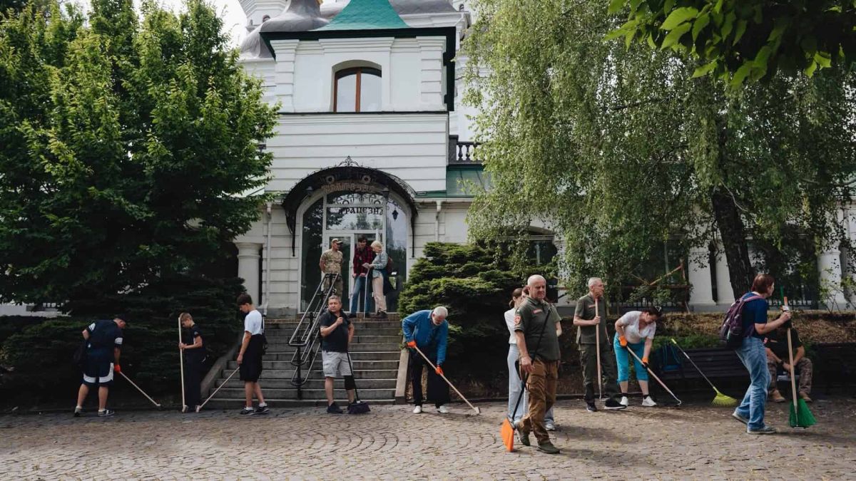 Співробітники заповідника, братія монастиря та волонтери прибирають територію Нижньої лаври біля Дальніх печер