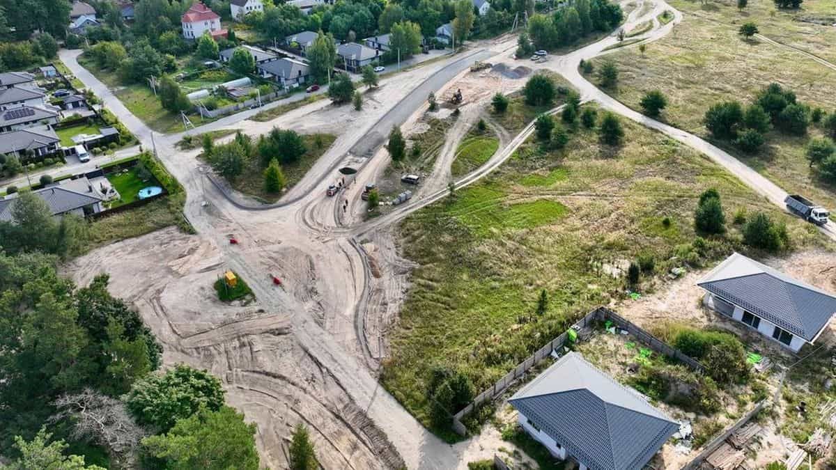 У Бучі ремонтують вулицю Вишневу: дорога виведе на трасу М-07 У Бучі ремонтують вулицю Вишневу: дорога виведе на трасу М-07