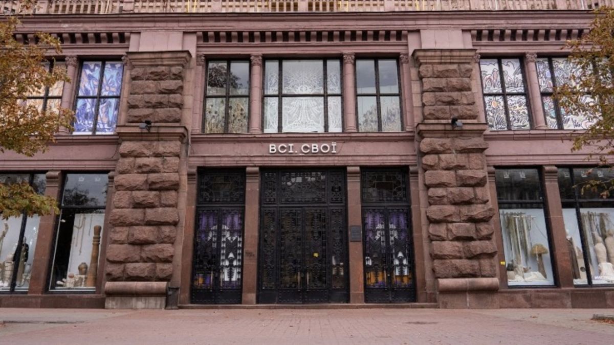 Флагманський магазин «Всі. Свої», вул. Хрещатик, 27, фасад