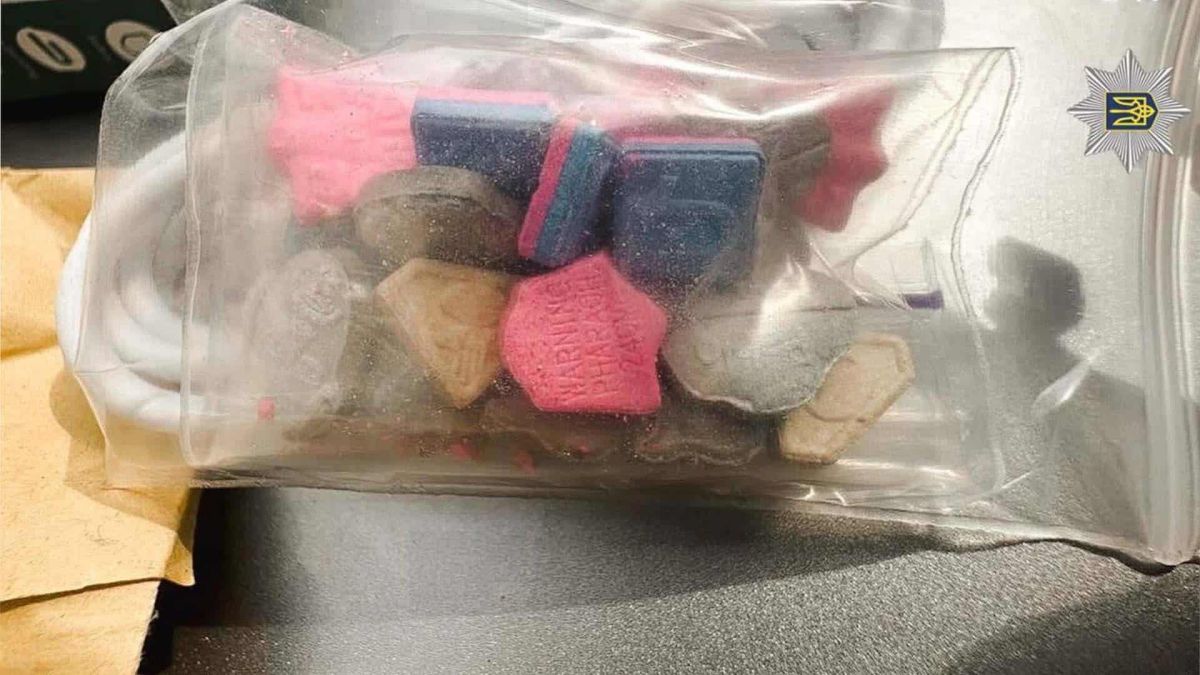 Вилучені таблетки екстазі у пакеті — затримання збувача наркотиків у Бучанському районі Київщини