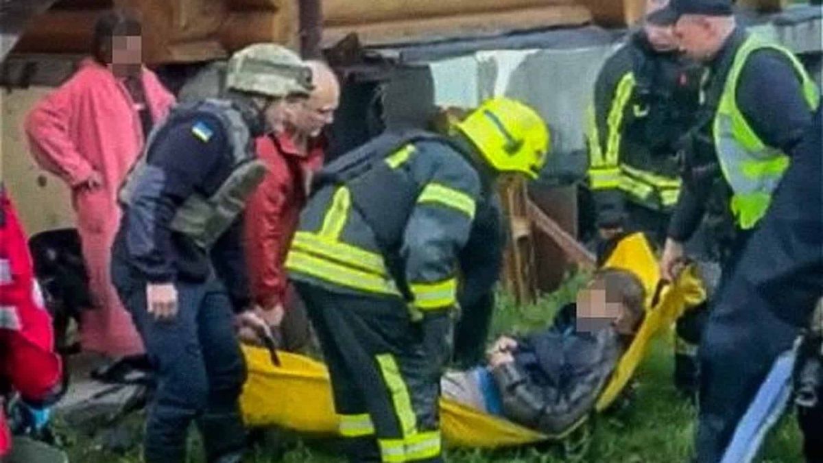 Удар по Бориспільському району: троє поранених, серед них дитина 2011 року Наслідки російського удару по Бориспільському району Київщини: зруйнований приватний будинок, троє поранених, серед них дитина