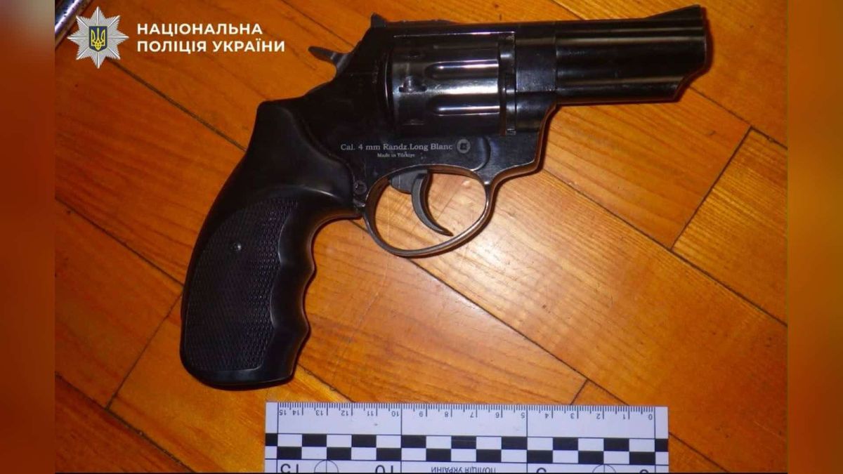 Поліцейські затримують підозрюваного у стрілянині в Дніпровському районі Києва, де 29-річний чоловік двічі вистрілив у приятеля
