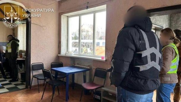 У Києві судитимуть адвоката, який обіцяв клієнту за $25 000 «вирішити питання» з ТЦК Правоохоронці у приміщенні, яке використовували організатори фальшивого реабілітаційного центру