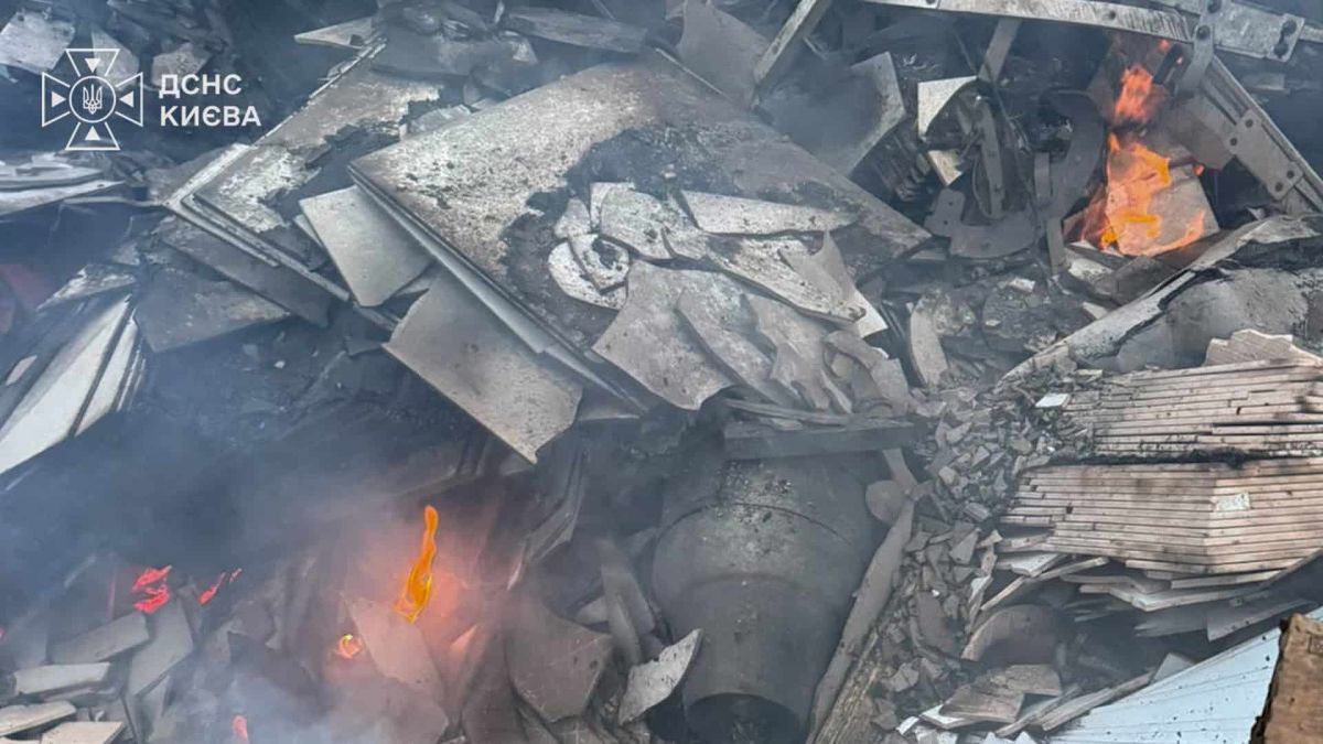 Атака на Київ: двоє загиблих, наслідки у чотирьох р-нах (оновлено) Осередок вогню серед металевих уламків та завалів на місці пожежі в Києві після нічної атаки, кадр ДСНС.