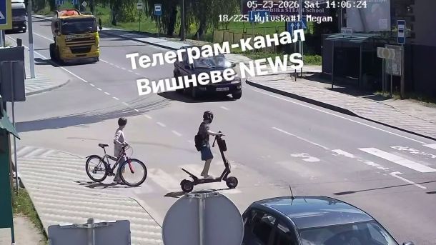 Відеозапис з камери спостереження: дитина на самокаті на пішохідному переході у Гатному в момент ДТП