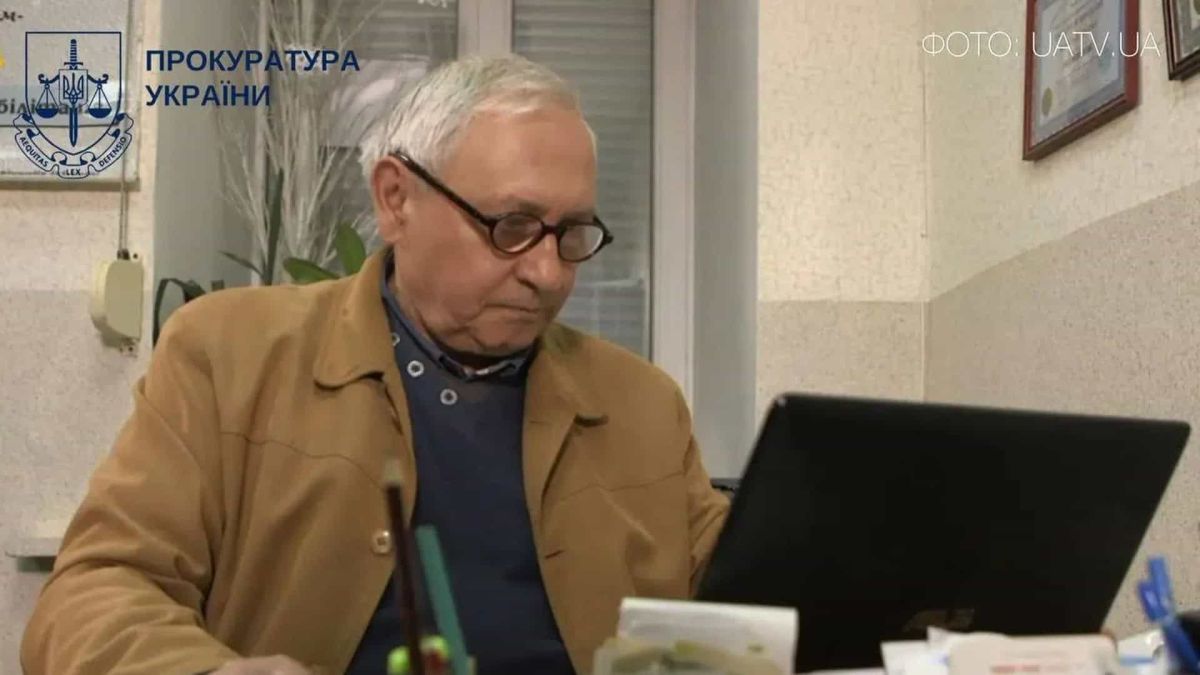 Микола Колбун — академік Української та Європейської академій наук, фахівець з біоінженерії, за робочим столом в офісі