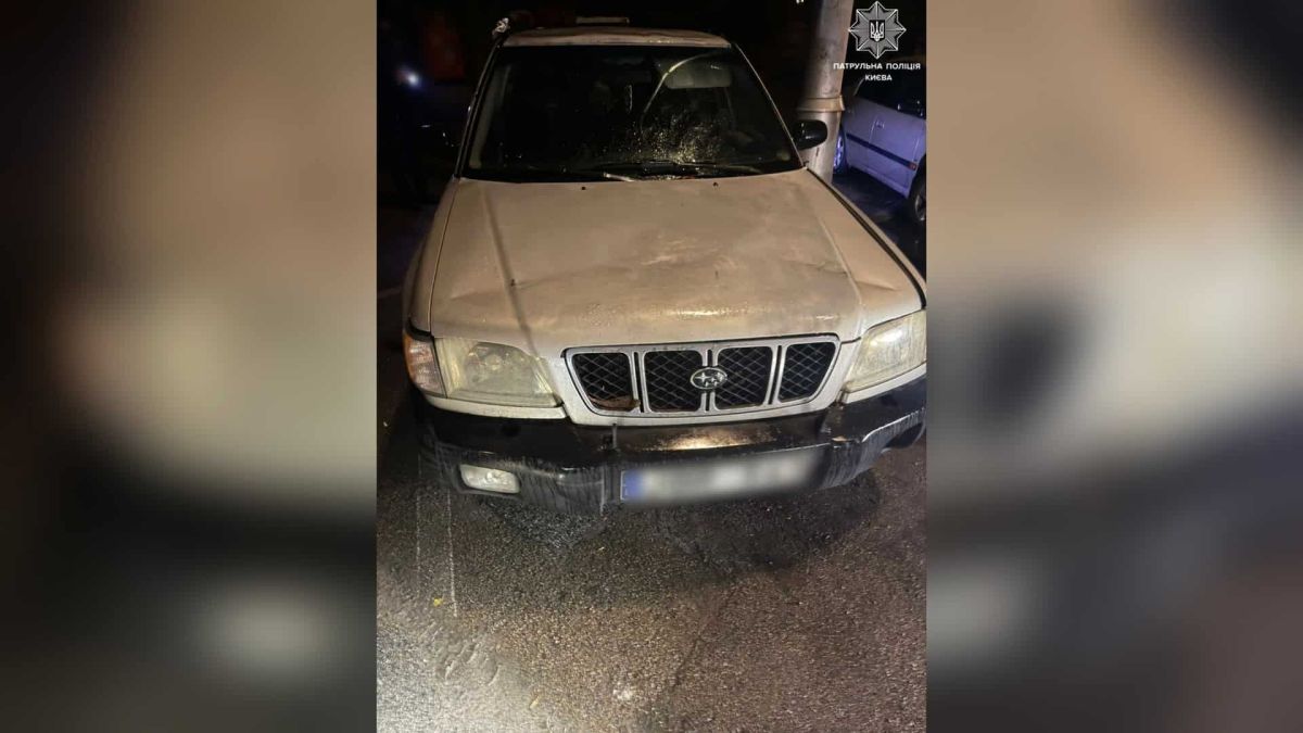 Патрульні поліцейські під час перевірки автомобіля Subaru у Голосіївському р-ні Києва