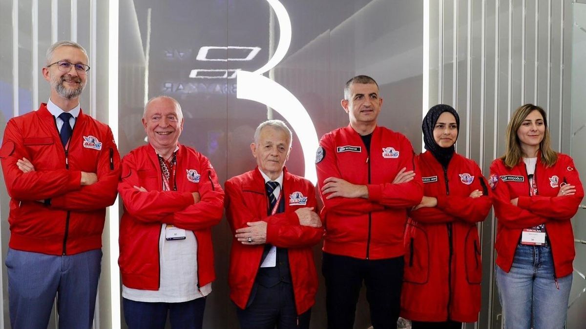 Група людей у червоних куртках на фестивалі Teknofest