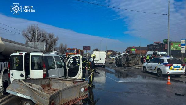 Рятувальники та поліція на місці ДТП