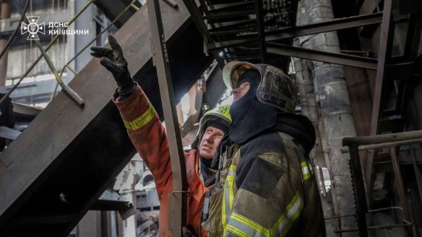 На Троєщині 600 будинків без тепла й світла: де обігрітися Два рятувальники аварійно-рятувального загону спецпризначення ДСНС оглядають пошкоджений об'єкт