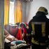 Рятувальники ДСНС Київщини переносять непритомного чоловіка з квартири на третьому поверсі у селищі Чабани на гнучких ношах