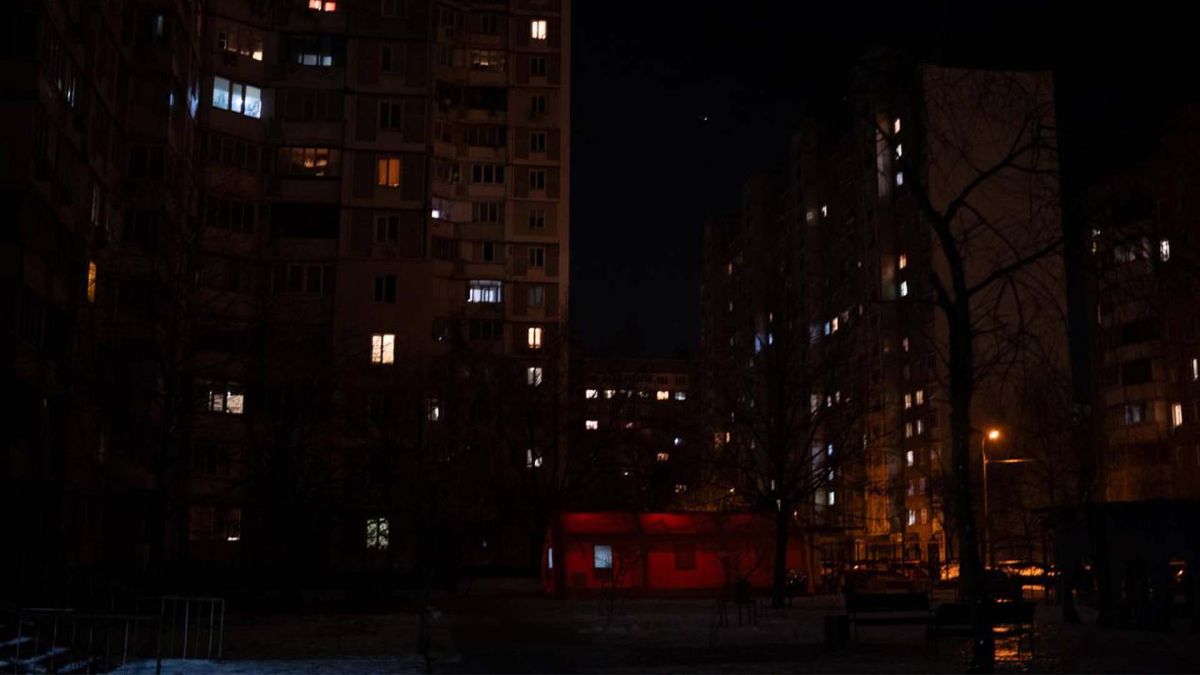 Житлові багатоповерхівки під час відключення централізованого електропостачання