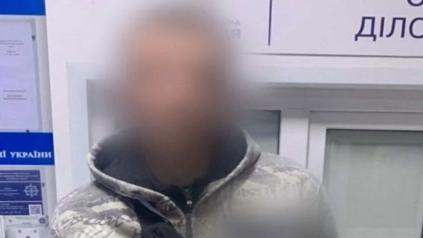 Чоловік з розмитим обличчям у поліцейському відділку