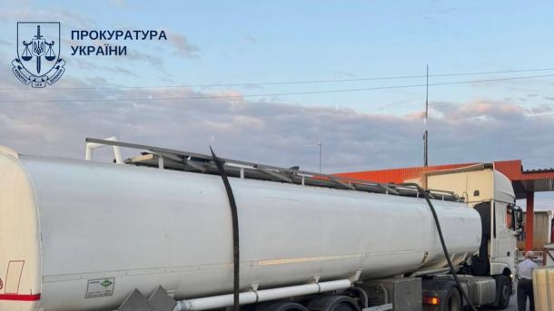 Нічна пожежа в пансіонаті на Київщині: як рятували літніх людей Цистерна-бензовоз на нелегальній нафтобазі в Білоцерківському районі Київської області під час обшуку правоохоронців