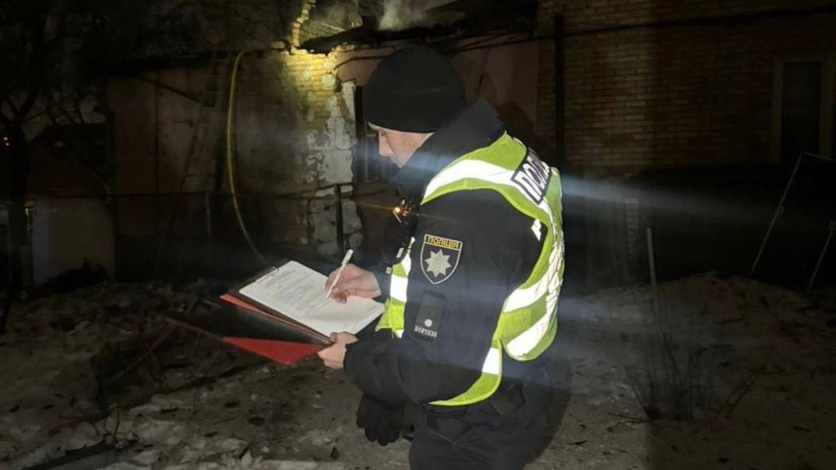 Обстріл Києва: пожежі й пошкодження у трьох районах, постраждалих немає Поліцейський НПУ у світловідбивному жилеті документує пошкодження у зруйнованій будівлі в Києві після нічного обстрілу