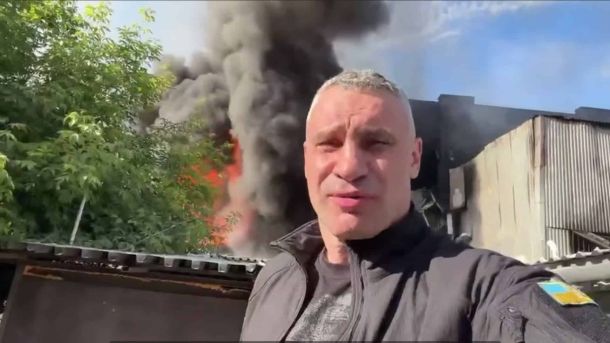 Мер Києва на тлі пожежі та густого чорного диму на місці ворожої атаки на столицю 2 червня