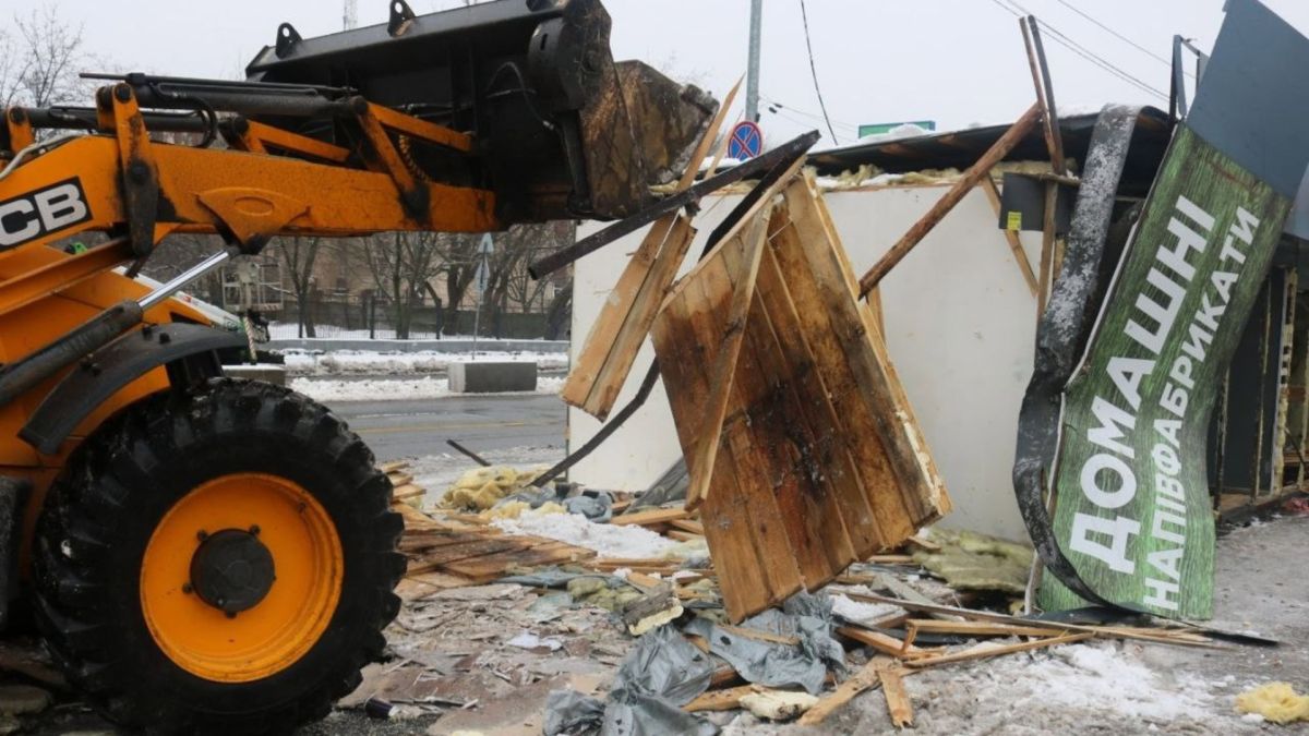 Руйнування одного з МАФів, на якому був напис: «Домашні напівфабрикати»