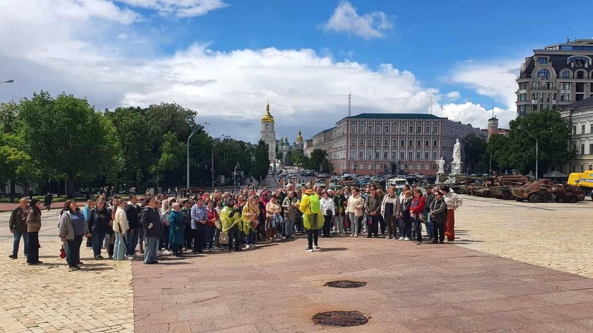 300 киян прийшли на безкоштовні екскурсії ДІАЗ — сьогодні повтор о 14:30 Учасники безкоштовної екскурсії ДІАЗ «Стародавній Київ» на День Києва — близько 300 людей зібралися біля Михайлівської площі