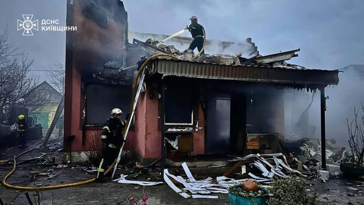 Рятувальники на даху зруйнованого будинку