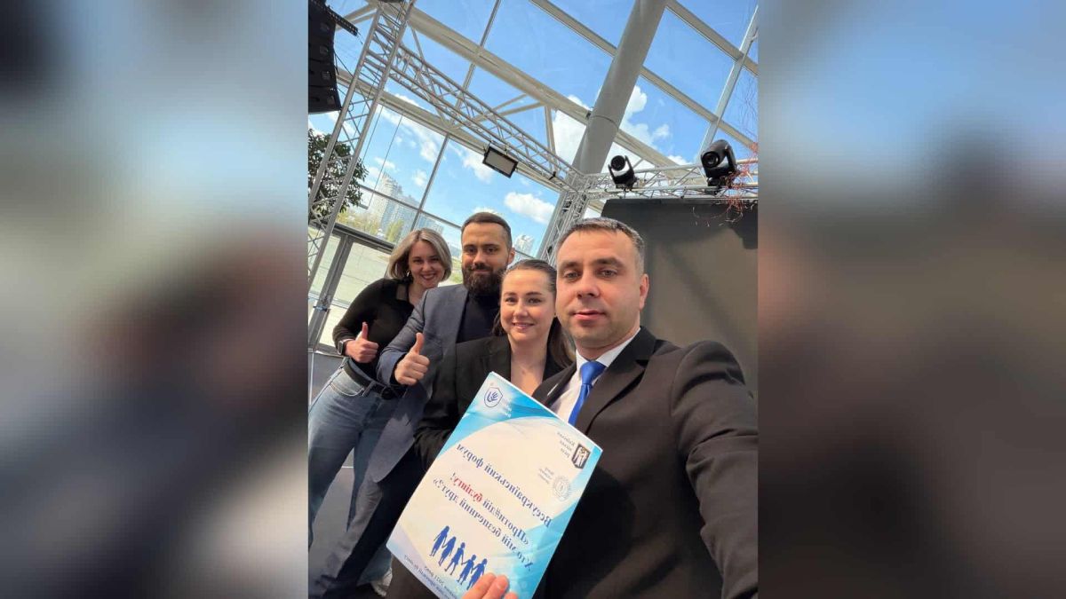 Голова Оболонської РДА Кирило Фесик з командою тримає буклет VI Всеукраїнського фестивалю доброти та протидії булінгу «Мої безпечні друзі»