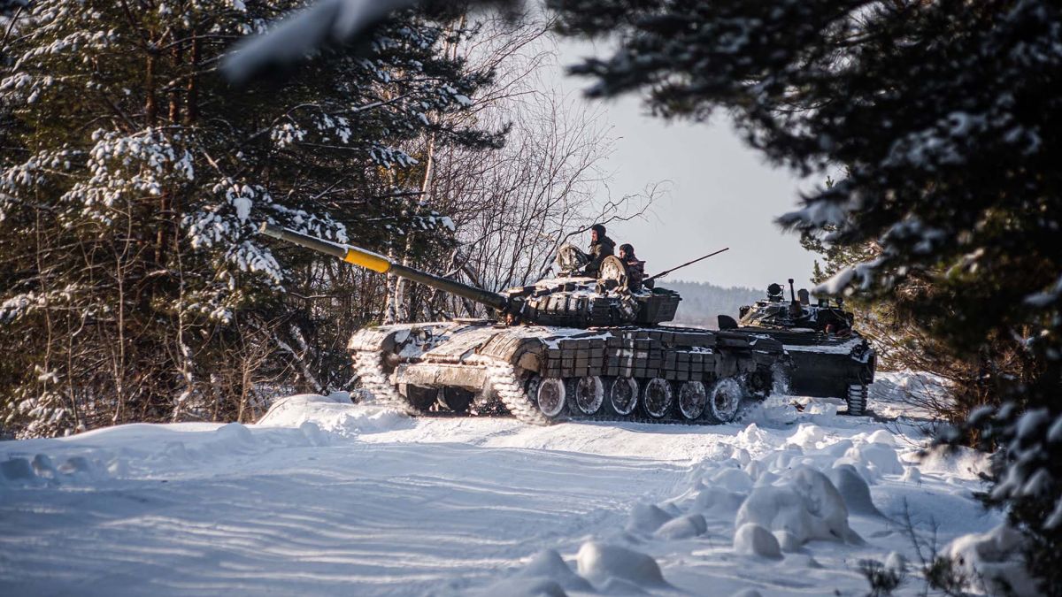 Танк ЗСУ з екіпажем рухається по засніженій лісовій дорозі в зимових умовах