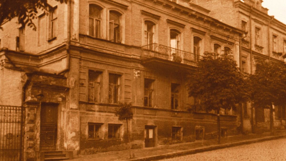 Мурований двоповерховий будинок 1857 року на Софіївській вулиці, 11 у Києві з елементами пізнього класицизму перед знесенням