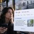 Головні новини Києва | Kyiv.News Жінка в автобусі дивиться ШІ-огляд Google про 15-хвилинні міста на тлі написів про теорії змов