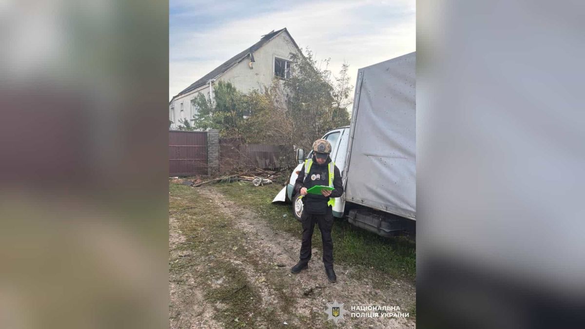 Пошкоджений приватний будинок у Бучанському районі Київщини після атаки безпілотників, травмовано жінку