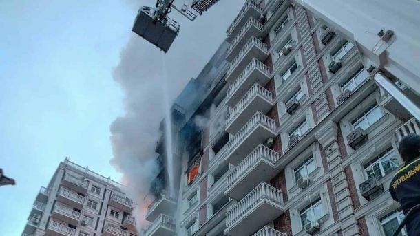 Пожежа у ЖК «Нова Англія»: врятувано 12 людей, серед них двоє дітей (оновлено) Гасіння пожежі на верхніх поверхах житлового комплексу «Нова Англія» за допомогою автодрабини та подачі води