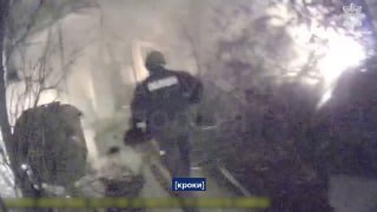 Росіяни влучили у київську багатоповерхівку — евакуювали мешканців Патрульні поліцейські евакуюють мешканців багатоповерхівки після влучання під час російської атаки на Київ