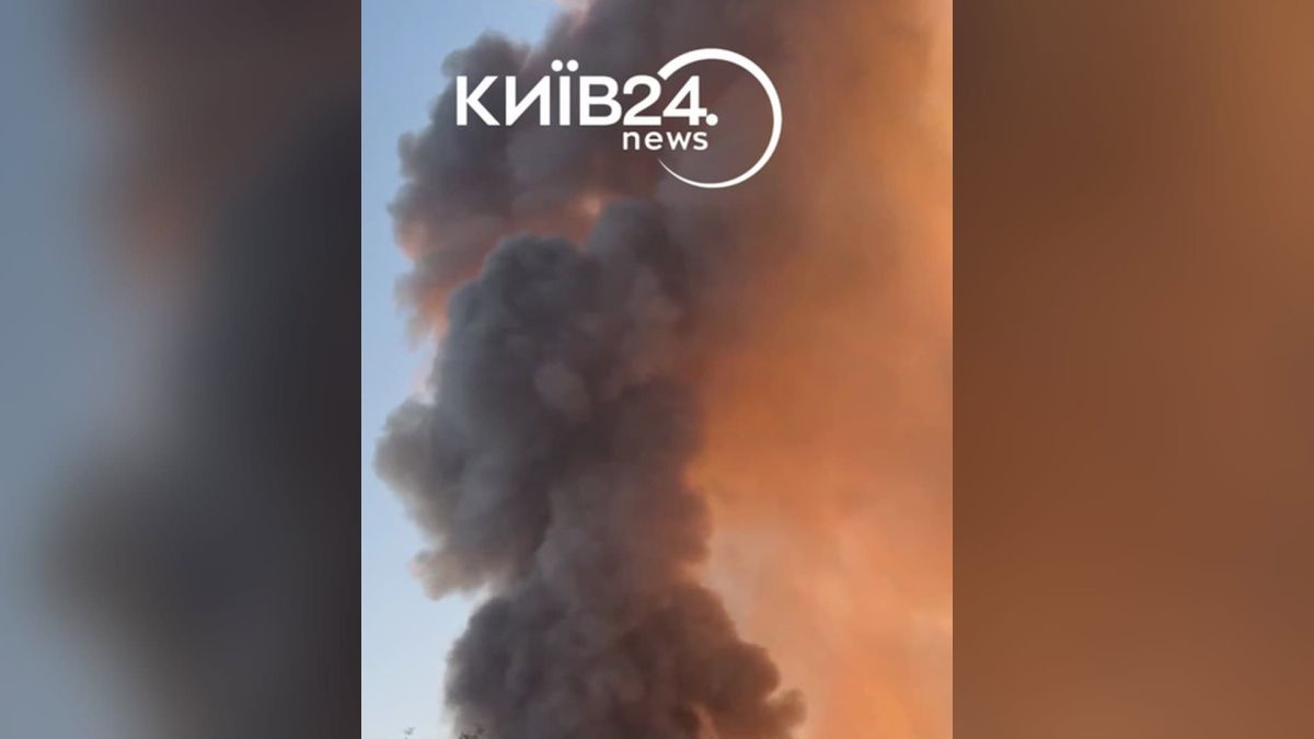 Пожежа у складській будівлі у Святошинському р-ні після ворожої атаки Густий чорний дим здіймається над складською будівлею у Святошинському р-ні Києва, що зайнялася після ворожої атаки