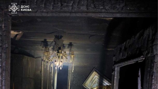 Правоохоронця судитимуть за звільнення мобілізованих із ТЦК Обгоріла кімната після пожежі з почорнілою стелею, стінами та люстрою, наслідки пожежі у Києві