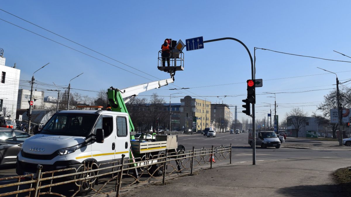 Фахівці ЦОДР проводять весняну профілактику світлофорів і дорожніх знаків у Києві, березень 2026