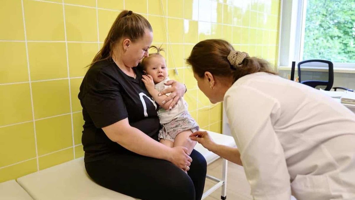 У Святошинському районі Києва щодня роблять близько 100 щеплень Ілюстративне фото: медичний персонал проводить щеплення в поліклініці Святошинського району Києва