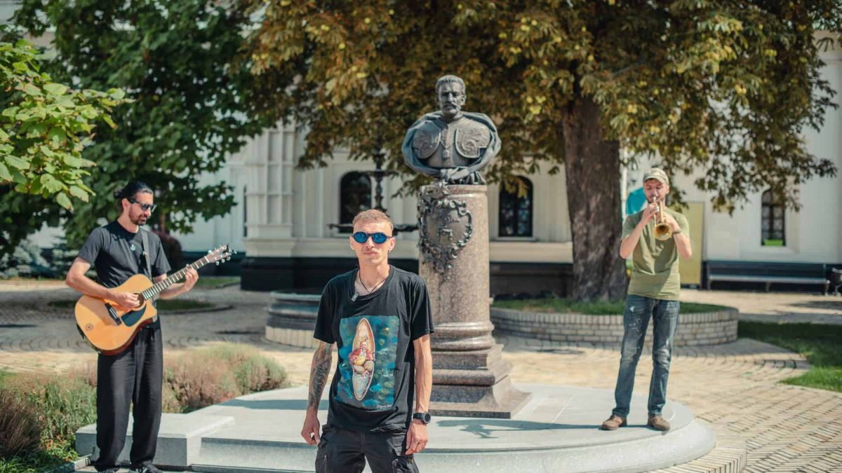 У Києво-Печерській лаврі вперше пролунав реп Ян Шипула та музиканти виступають з треком «Мазепа» на Соборній площі Києво-Печерської лаври, на фоні погруддя гетьмана Івана Мазепи