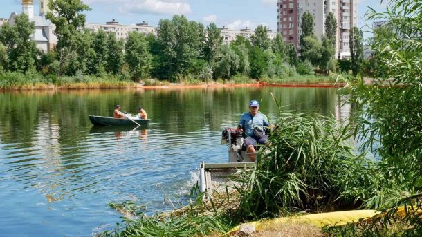 Київській дитячій залізниці — 73 роки: ретропаровоз і свято 2 серпня Машина-амфібія Mobitrac очищає береговий очерет озера Кирилівського в Києві після забруднення нафтопродуктами внаслідок атаки 2 липня