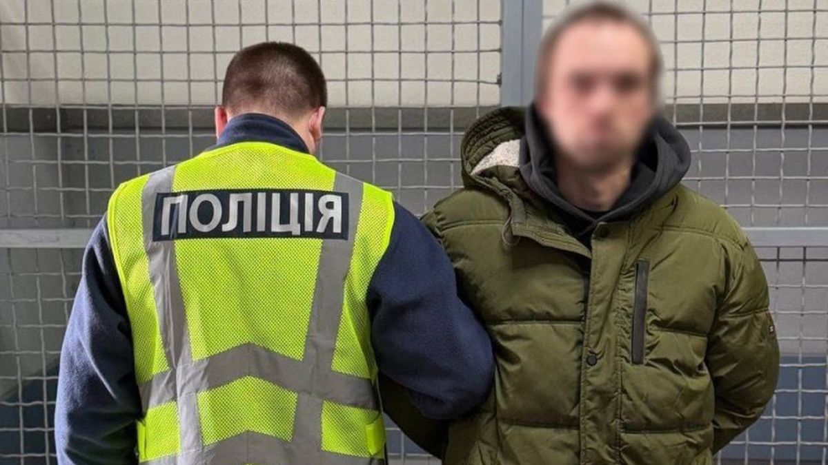 Поліція оголосила про підозру чоловіку, який пограбував жінк
