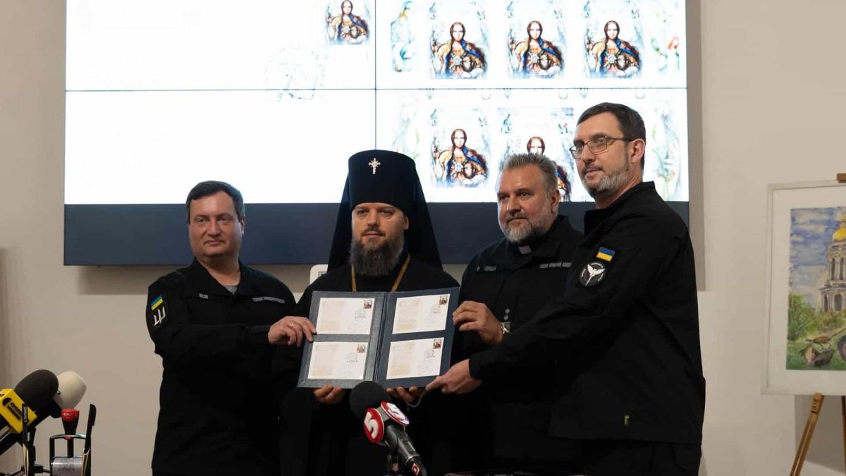 Представники ГУР і архієпископ Агапіт тримають погашені конверти з маркою «Архангел Гавриїл» у Великій лаврській дзвіниці