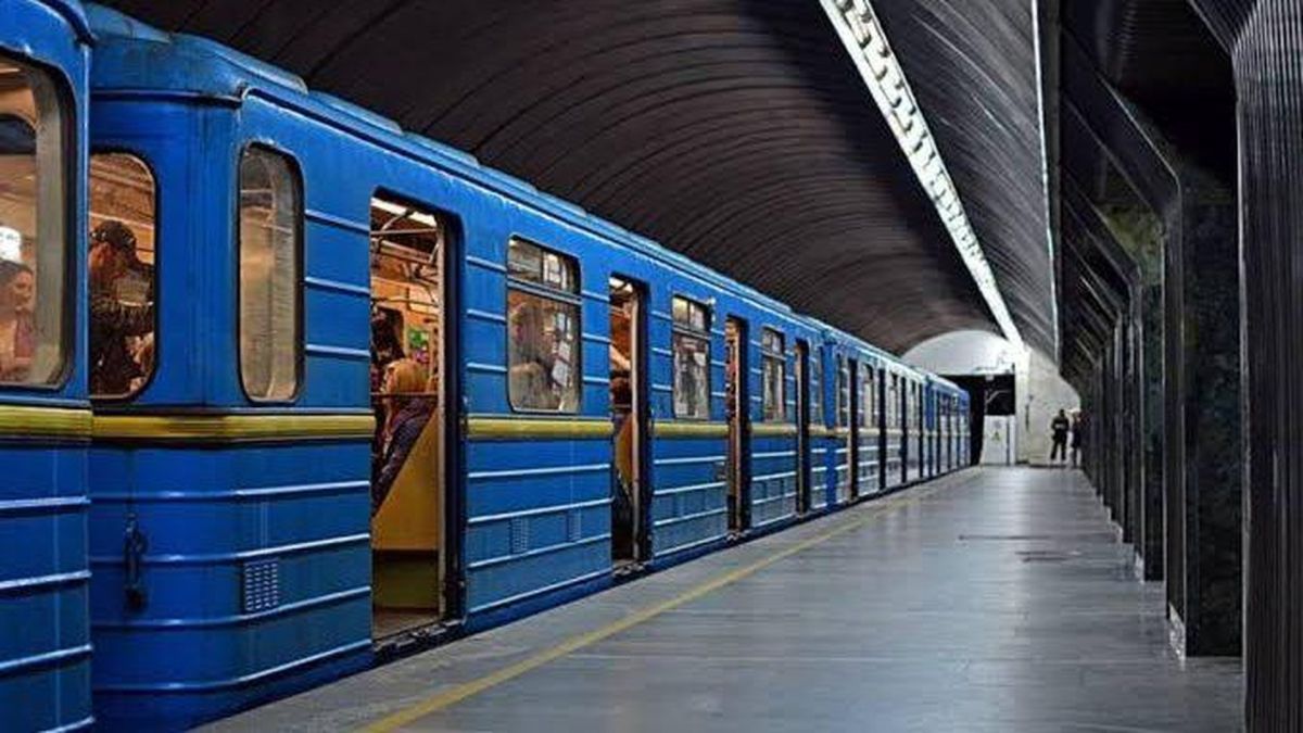 Метро готове відновити рух зеленою гілкою через Південний міст після експертизи Синій поїзд київського метро з відчиненими дверима на підземній станції, пасажири у вагонах