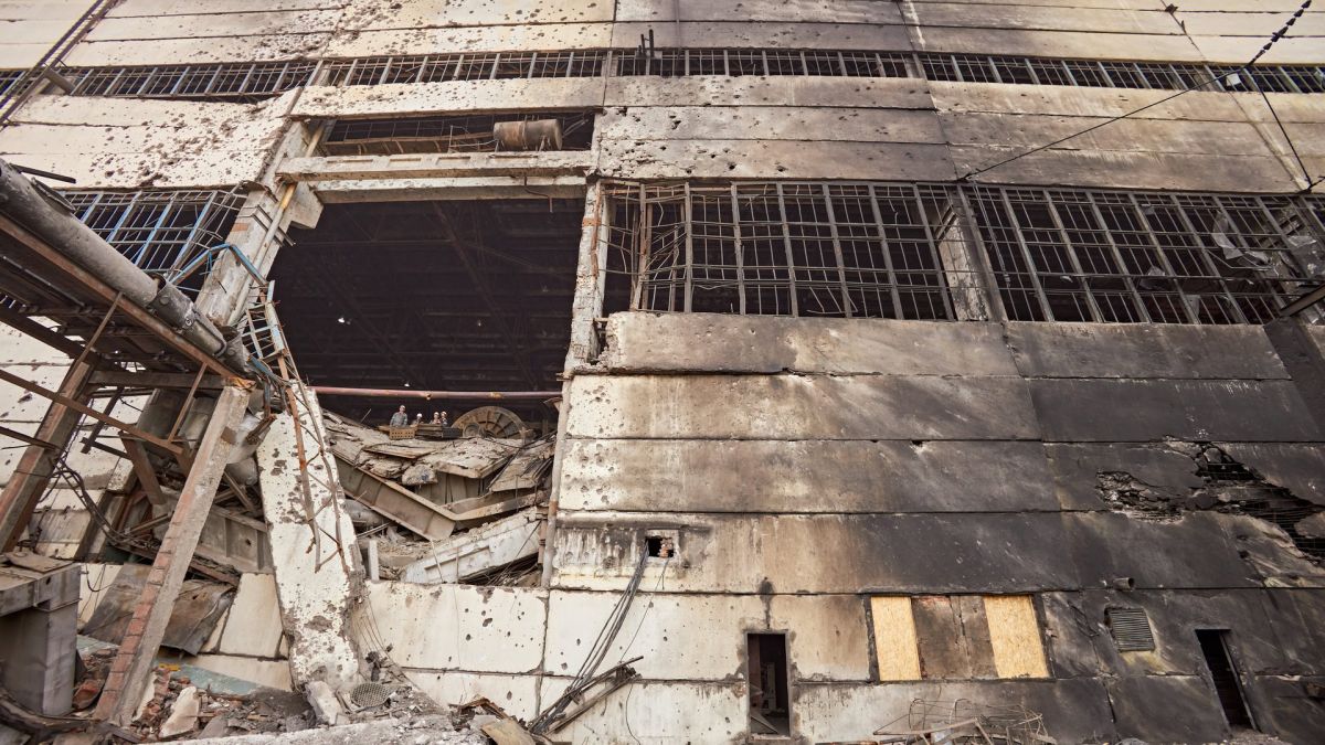 Пошкоджений фасад будівлі ТЕС після російської атаки