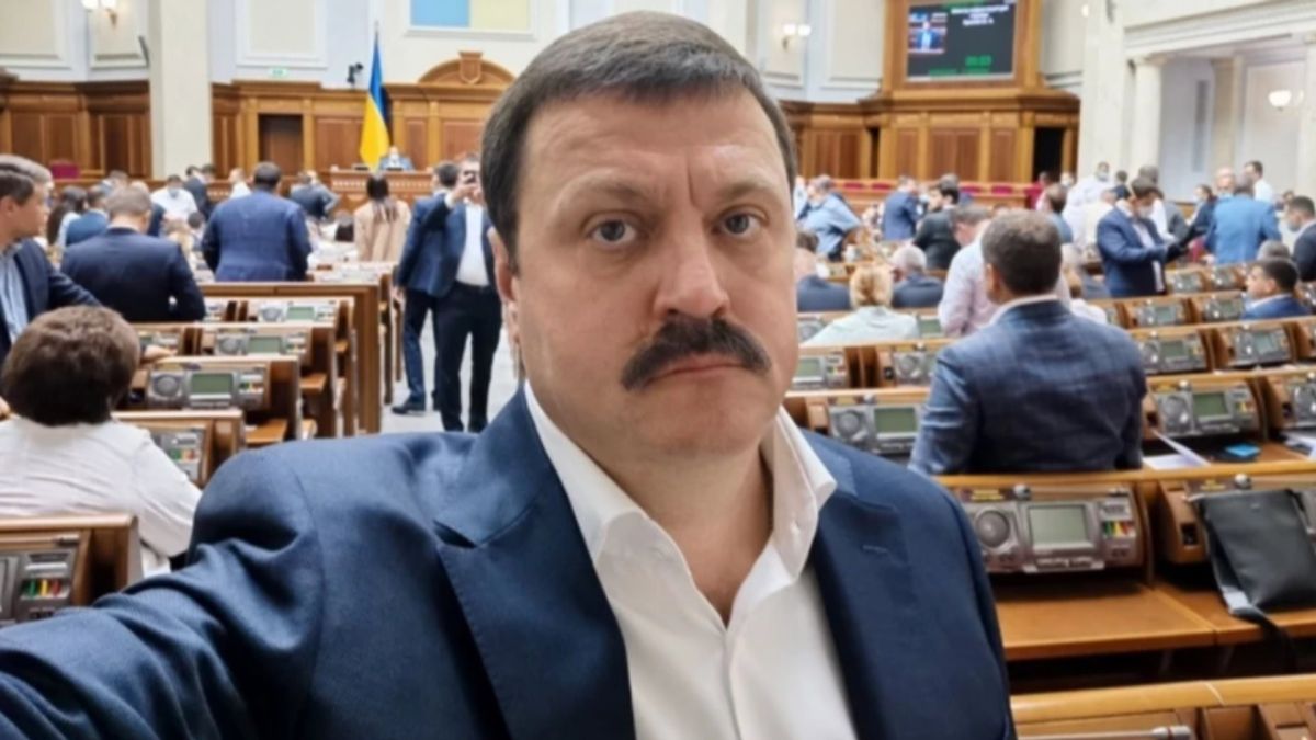 Екснародний депутат Андрій Деркач у залі засідань Верховної Ради України, одягнений у синій піджак