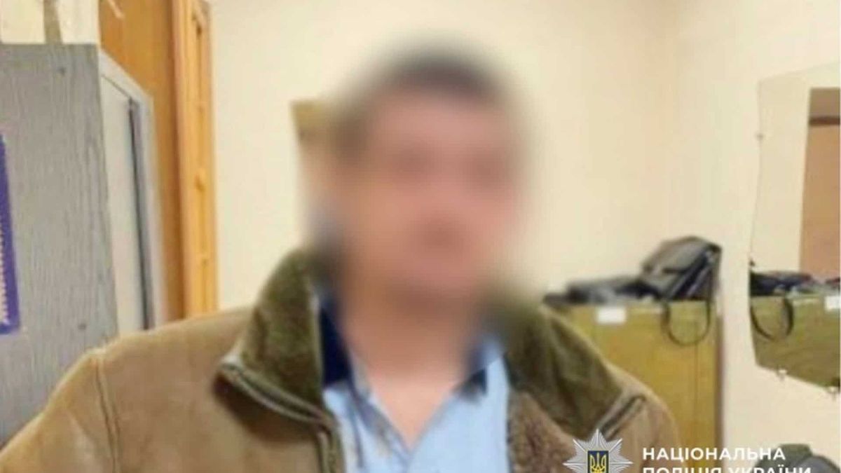 Затриманий кияни, засуджений за смертельне побиття рідного брата в Солом'янському районі Києва. Обличчя заблюровано. Фото НПУ
