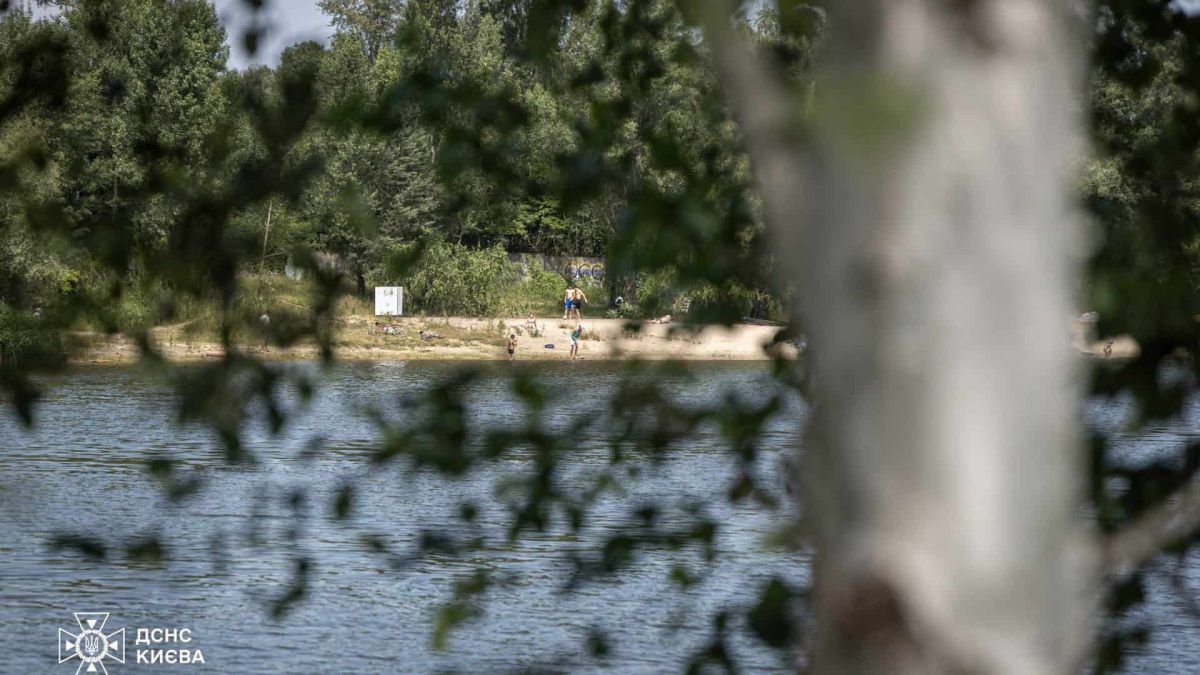 Водолази ДСНС Києва четверту добу обстежують дно озера Редькине в Оболонському районі, де потонув 23-річний чоловік