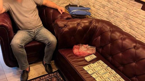Київська поліція затримала 52-річного організатора схеми з фіктивним шлюбом для звільнення з армії за 30 000 доларів