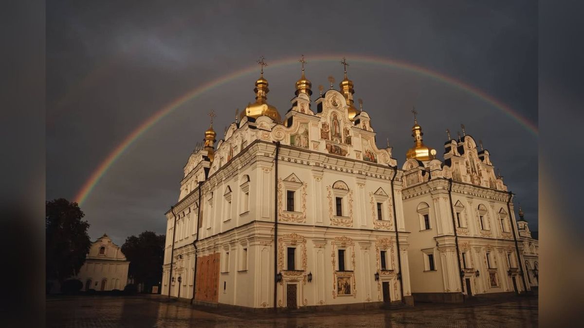 Над Успенським собором Лаври з’явилася веселка після удару дрона Веселка над пошкодженим Успенським собором Києво-Печерської лаври після удару дрона 15 червня