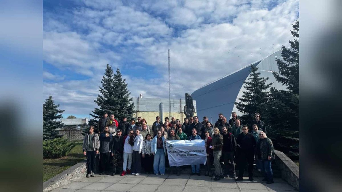 Конференція «Чорнобиль і поза ним» завершилась виїздом на заповідник Учасники конференції «Чорнобиль і поза ним» під час польового виїзду на територію Чорнобильського заповідника на Київщині