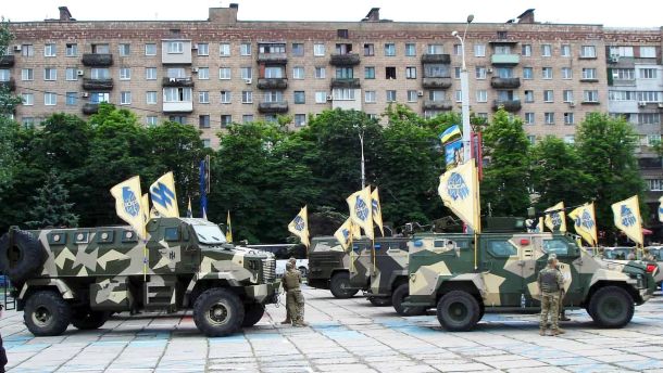Техніка полку «Азов» на майдані Свободи, Маріуполь, червень 2016 року
