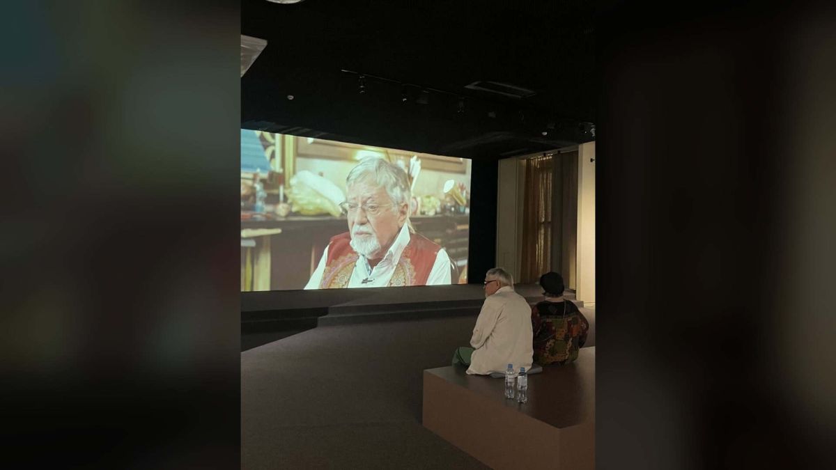 В Українському домі — найбільша виставка Олександра Дубовика до його 95-річчя Відвідувачі дивляться відео з Олександром Дубовиком на виставці лабіринти значень в Українському домі